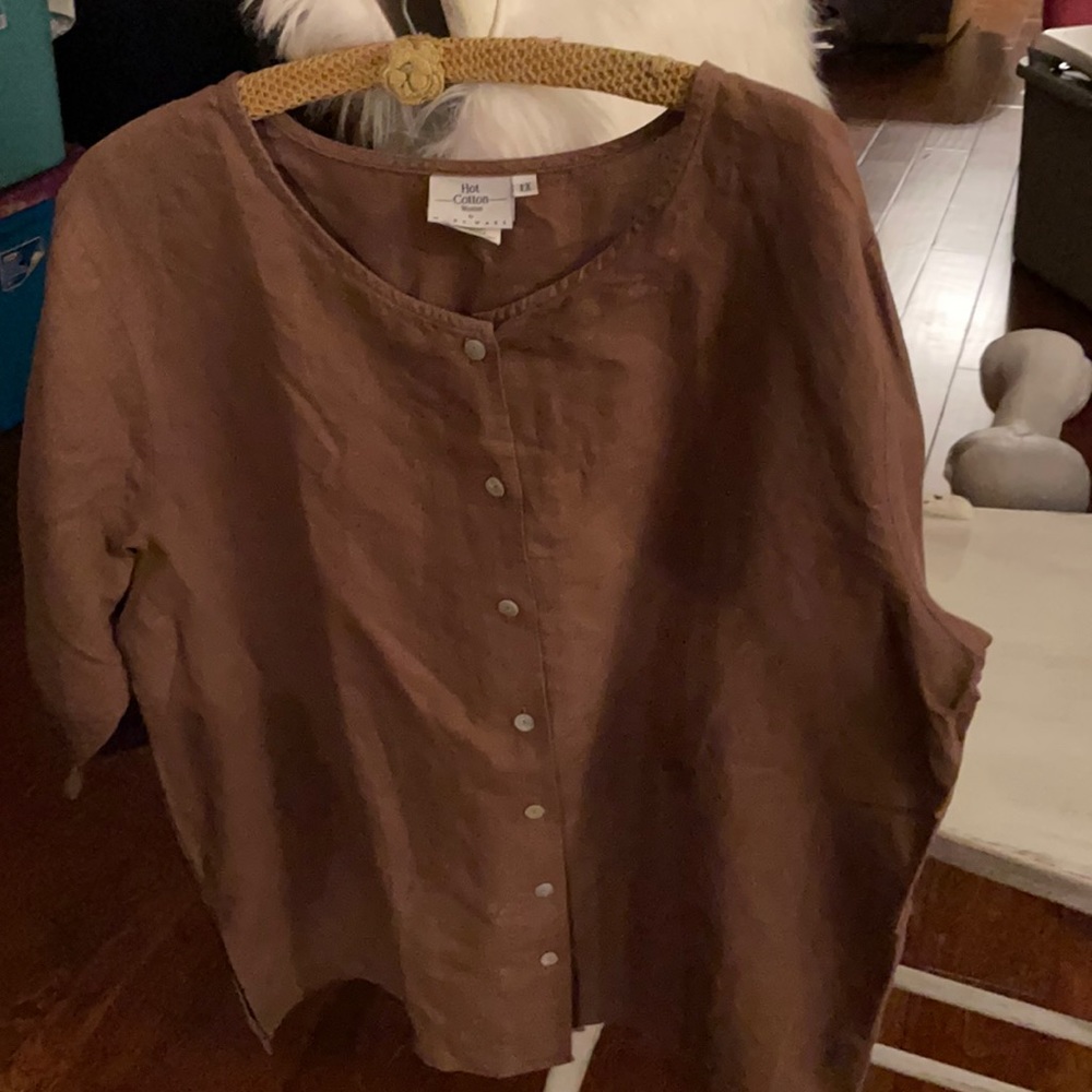Hot Cotton blouse difference buttons are wood